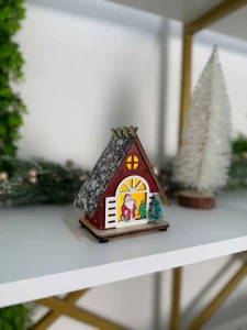 ДЕКОРАТИВНЫЙ НОВОГОДНИЙ ДОМИК С ТЁПЛЫМ СВЕТОМ, 12СМ (CP-24-133)