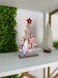 ПРАЗДНИЧНАЯ ДЕРЕВЯННАЯ ЁЛОЧКА С РОЖДЕСТВЕНСКИМИ ПЕРСОНАЖАМИ (CP-24-140)