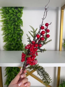 RAMURA DECORATIVA CU FRUCTE ROSII SI BRADUT ARTIFICIAL, 35 CM  (CP-24-035)